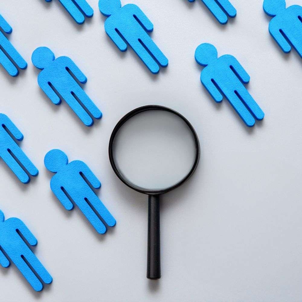 Debtor tracing service locating individuals and businesses